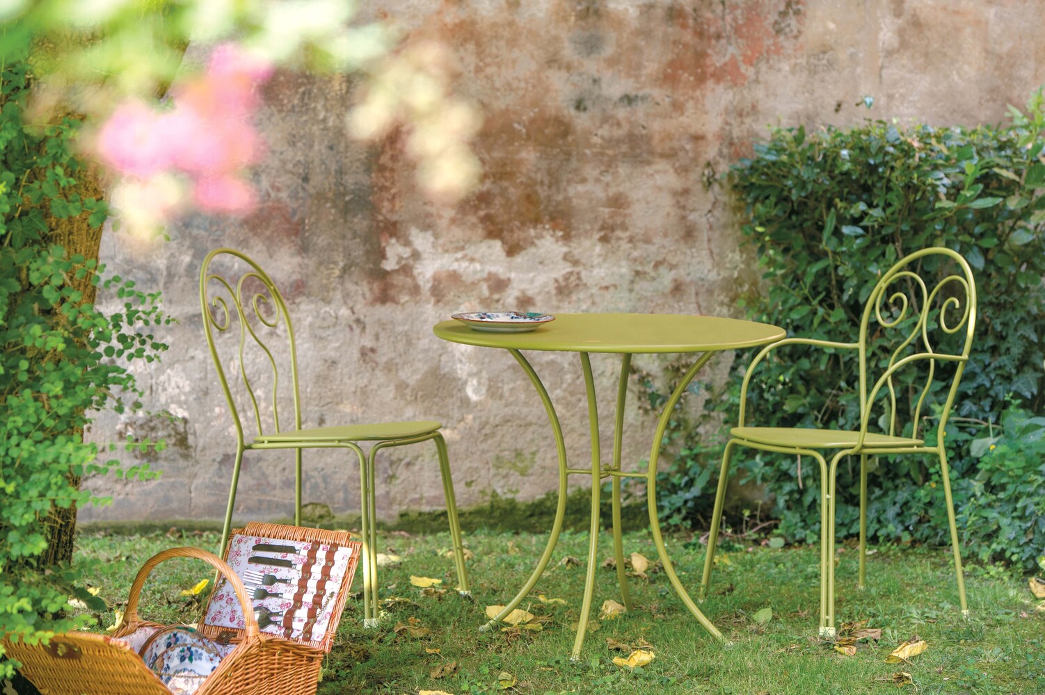 Mobilier de jardin et parasols.