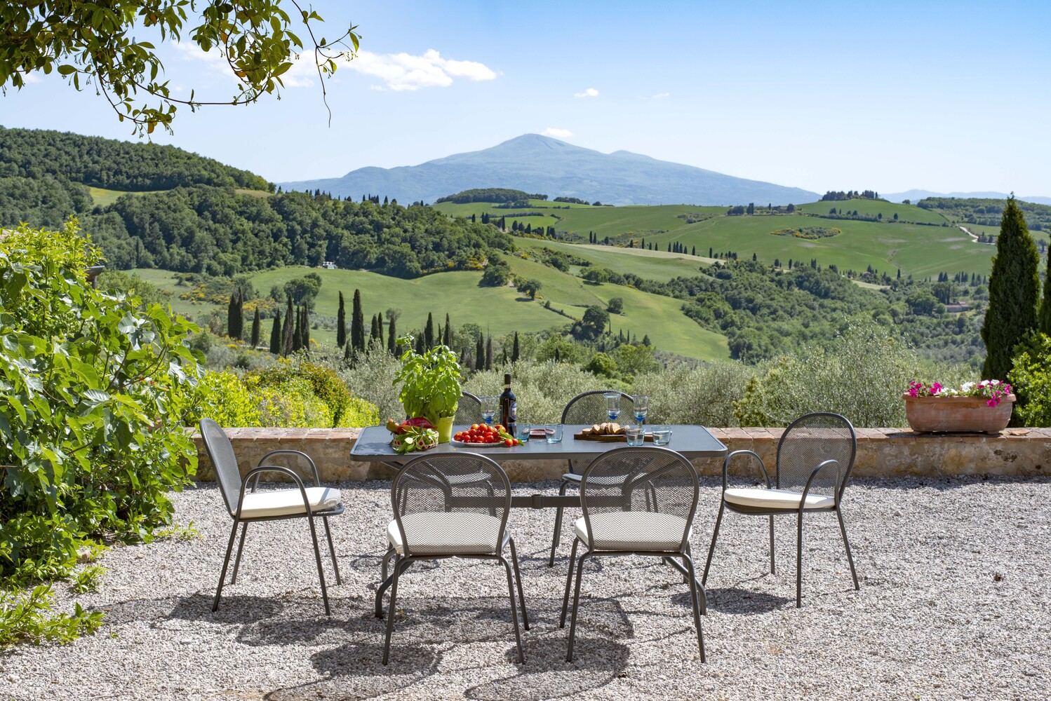 Mobilier de jardin et parasols.