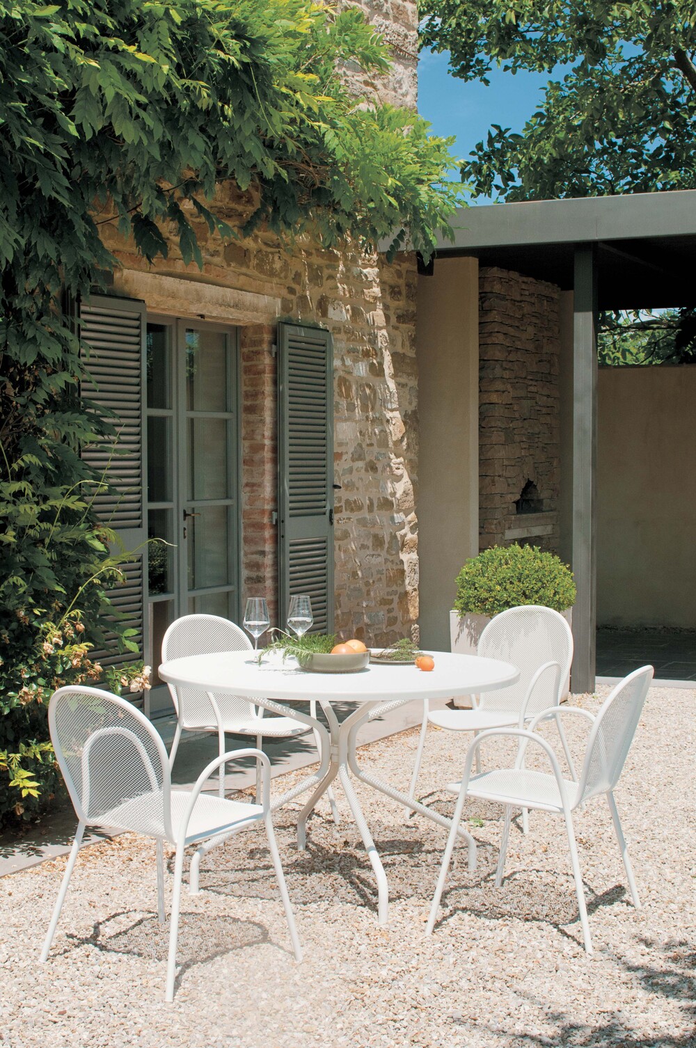 Mobilier de jardin et parasols.