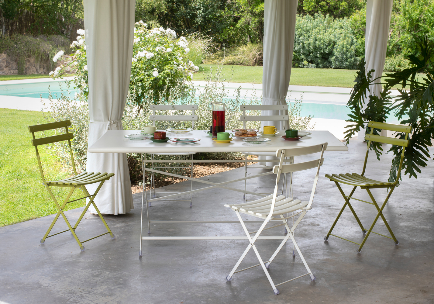 Mobilier de jardin et parasols.