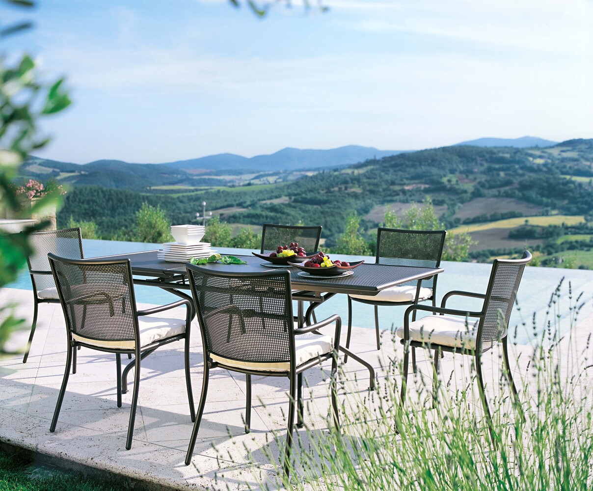 Mobilier de jardin et parasols.