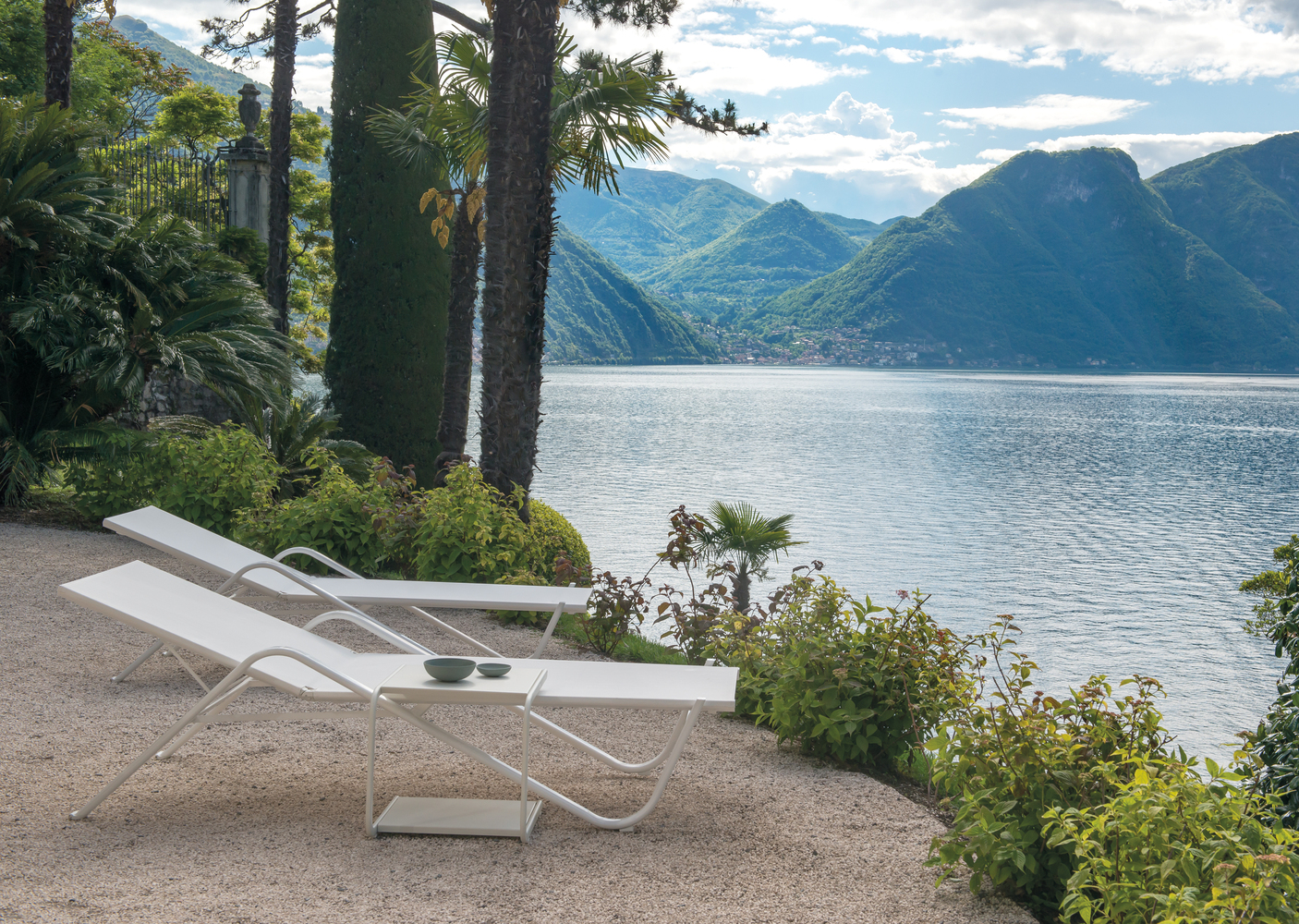 Mobilier de jardin et parasols.